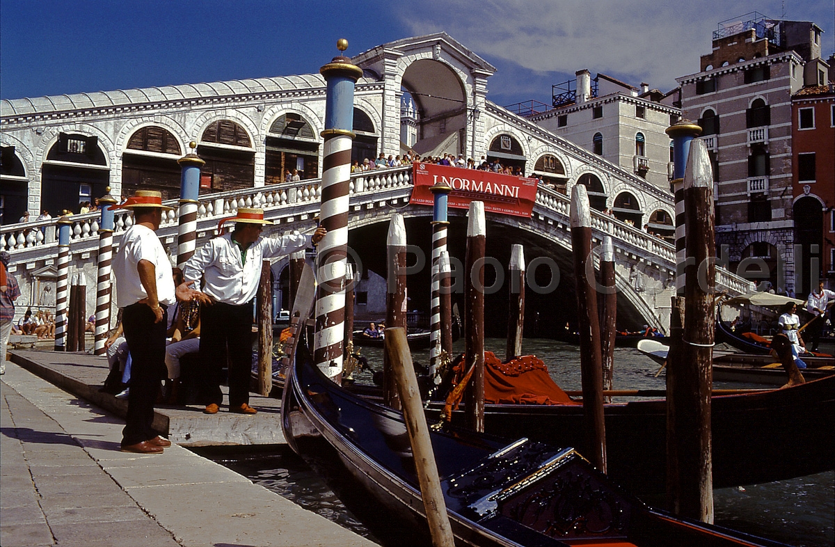 Gondolier and Rialto Bridge, Venice, Veneto, Italy
(cod:Venice 18)